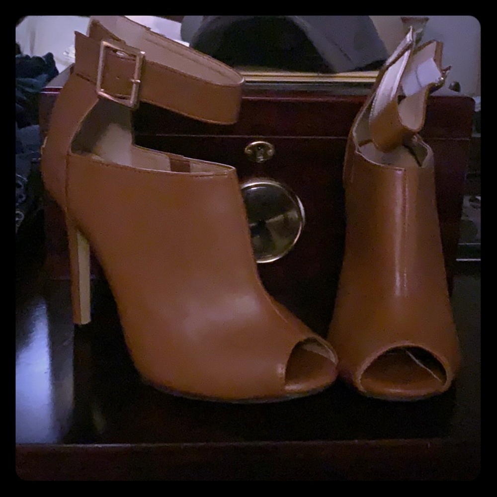 Ankle heels 7.5